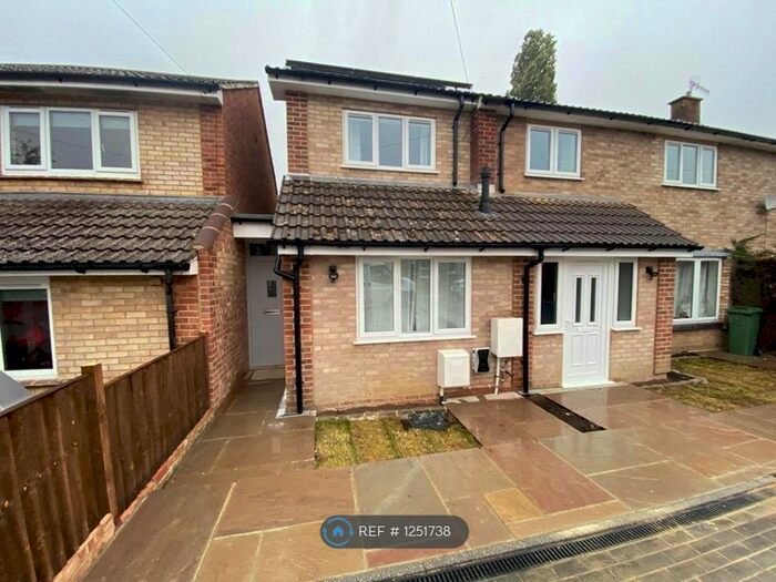 4 Bedroom Semi-Detached House To Rent In Blackwell Avenue, Guildford GU2