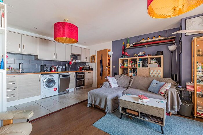2 Bedroom Flat For Sale In Ferry Court, Cardiff, CF11