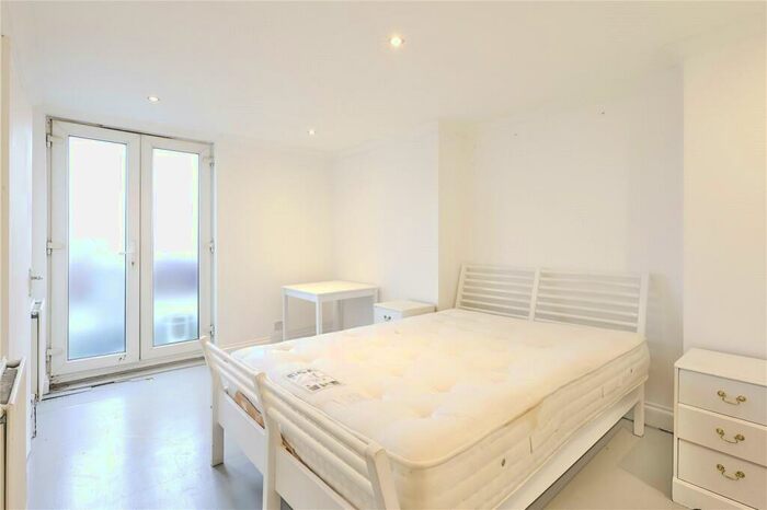 3 Bedroom Apartment To Rent In Hornsey Road, Islington, London, N19