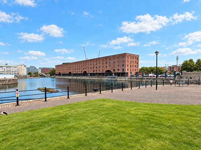 3 Bedroom Flat For Sale In South Quay, Wapping Quay, L3