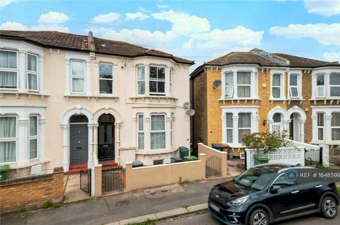 2 Bedroom Flat To Rent In Radford Road, London, SE13