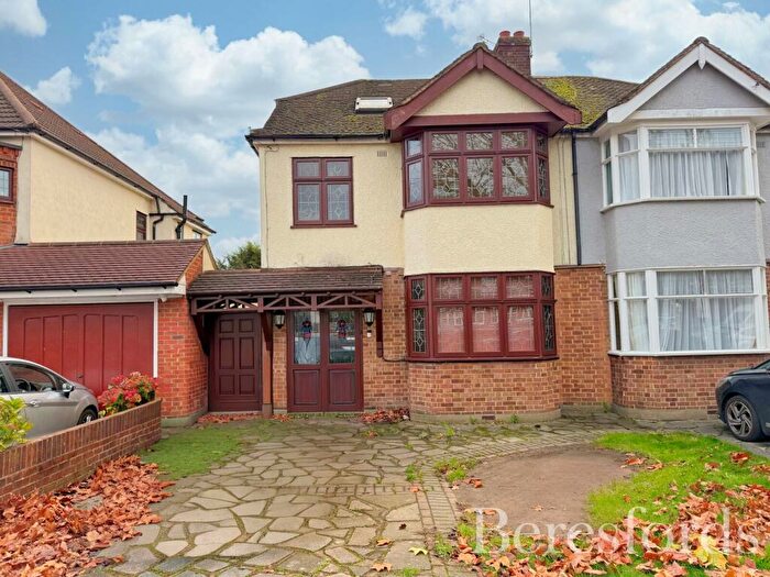 4 Bedroom Semi Detached House For Sale In Ravenscourt Grove, Hornchurch, RM12