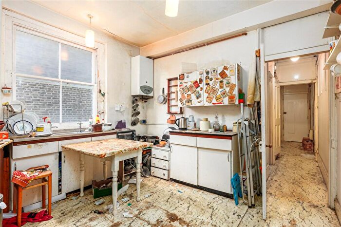 1 Bedroom Apartment For Sale In Cambridge Road, London, SW11