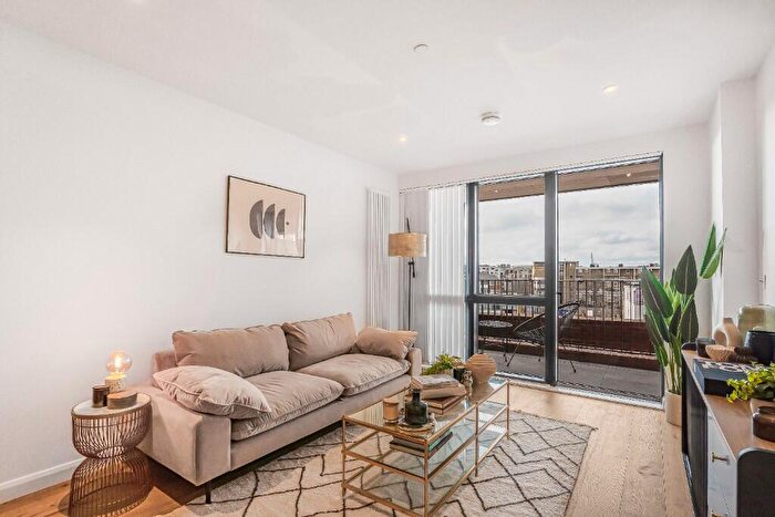 2 Bedroom Flat For Sale In Yeo Street, London, E3