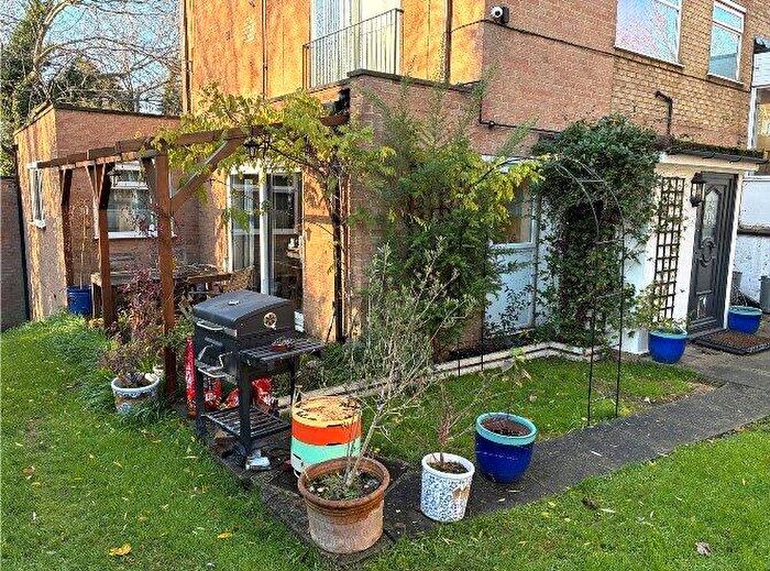 2 Bedroom Apartment To Rent In The Rise, London, NW7