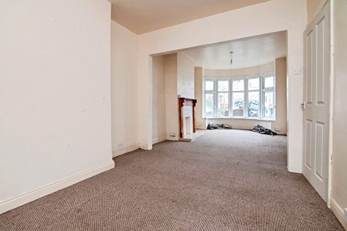 3 Bedroom Semi Detached House For Sale In Sandringham Road, Birmingham, B42