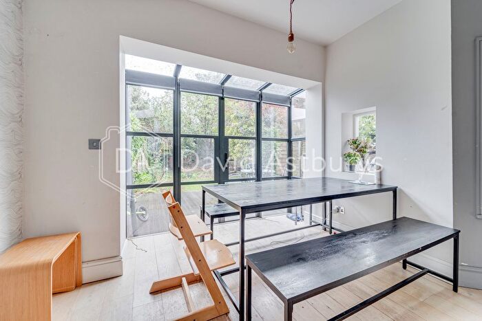 2 Bedroom Flat To Rent In Middle Lane, Crouch End, London, N8