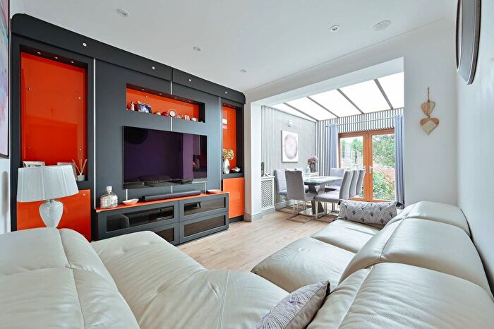4 Bedroom End Of Terrace House For Sale In The Fairway, Northolt, UB5