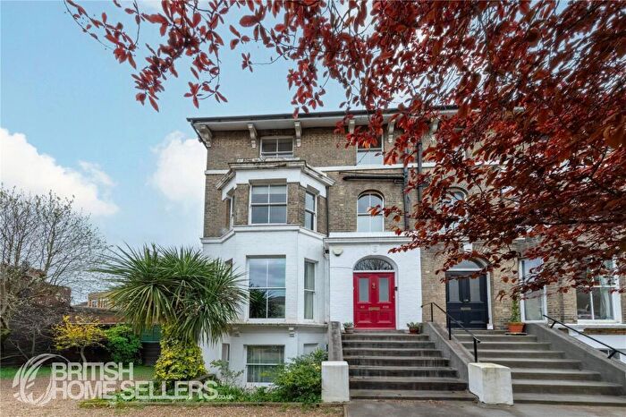 3 Bedroom Apartment For Sale In Vanbrugh Park, London, SE3