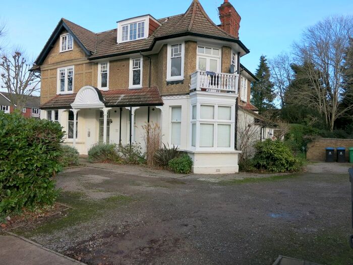 2 Bedroom Flat To Rent In Lovelace Gardens, Surbiton KT6