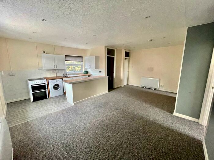 2 Bedroom Flat To Rent In Pound Field, Llantwit Major, CF61