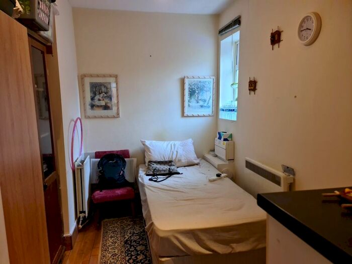 Studio To Rent In Beechcroft Avenue, London, NW11