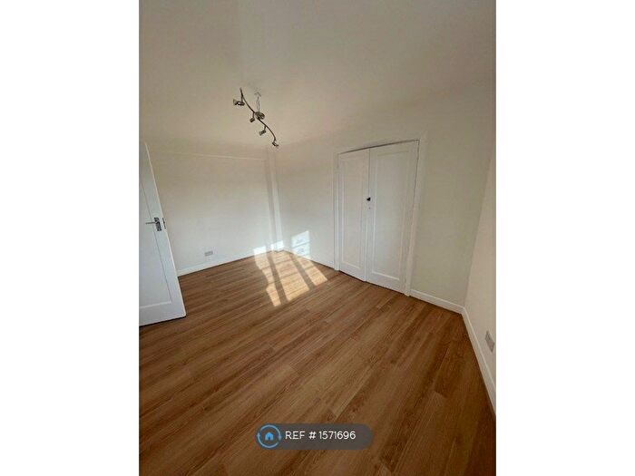 2 Bedroom Flat To Rent In Ashford Court, London, NW2