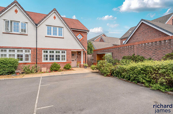 3 Bedroom Semi-Detached House For Sale In Pythouse Close, Swindon, SN3