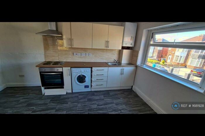 2 Bedroom Flat To Rent In Abbey Hey Lane, Manchester, M18