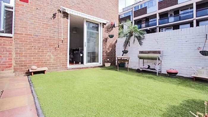 4 Bedroom House To Rent In Avis Square, Stepney, London, E1