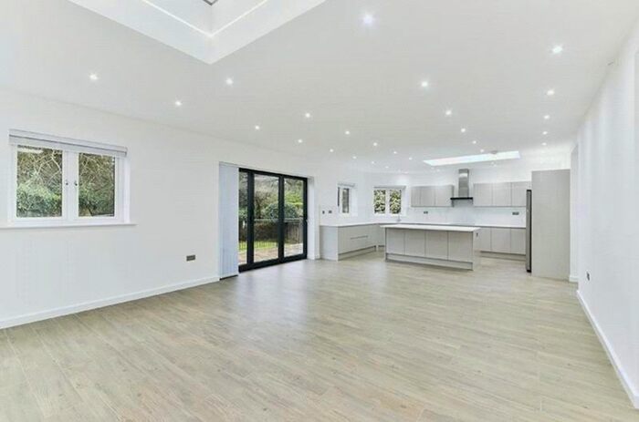 7 Bedroom Detached House To Rent In Deacons Hill Road, Borehamwood, WD6