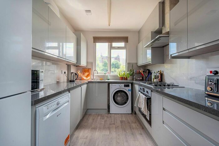 4 Bedroom Flat To Rent In Loftus Road, Shepherd's Bush, London, W12