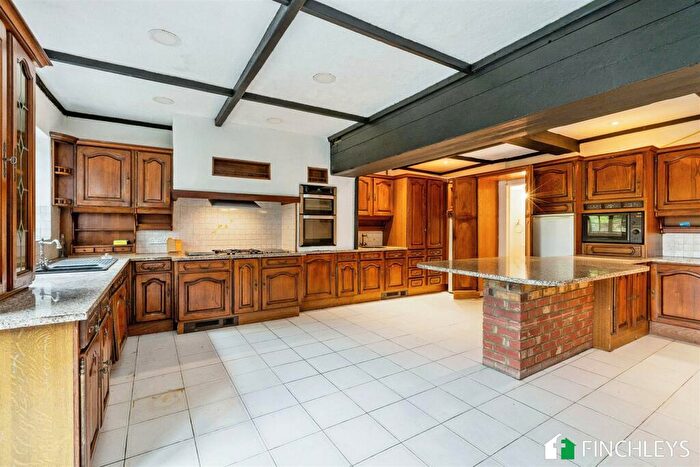 5 Bedroom Detached House For Sale In Chase Side, Southgate, N14