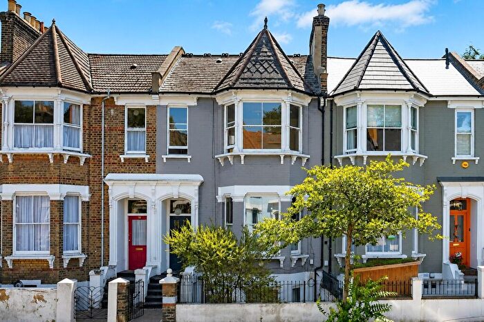 2 Bedroom Maisonette For Sale In Ickburgh Road, London, E5