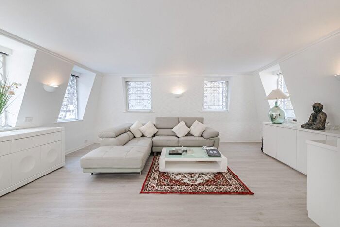 2 Bedroom Mews For Sale In Princes Mews, London, W2