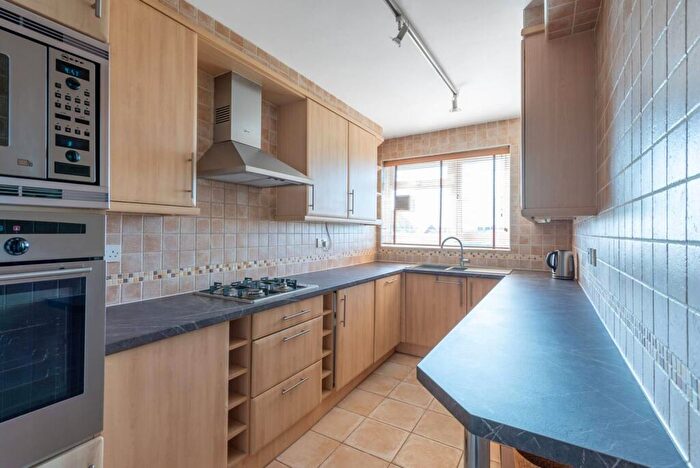 2 Bedroom Flat To Rent In Byron Court, South Hampstead, London, NW6