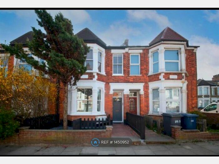 2 Bedroom Flat To Rent In Squires Lane, London, N3