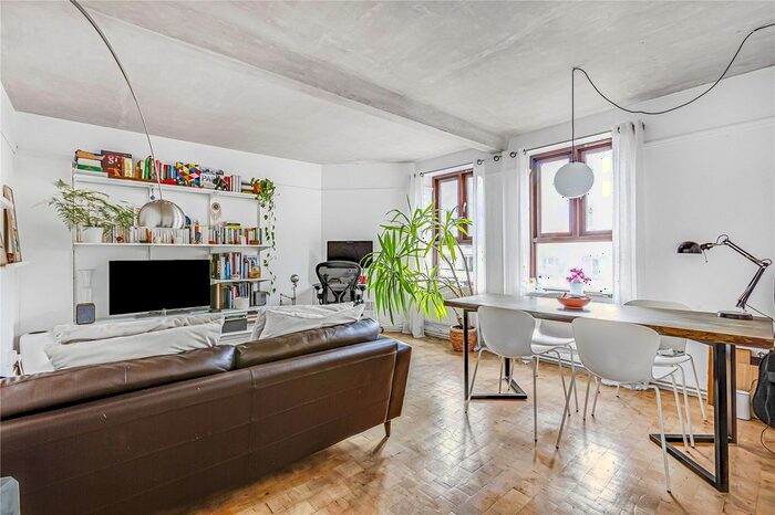 2 Bedroom Flat To Rent In New Park Road, London, SW2