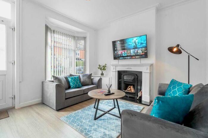 3 Bedroom Flat To Rent In Thimblemill Road, Smethwick, B67