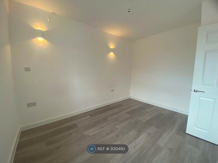 1 Bedroom Flat To Rent In Hampton Court, Cradley Heath Birmingham, B64