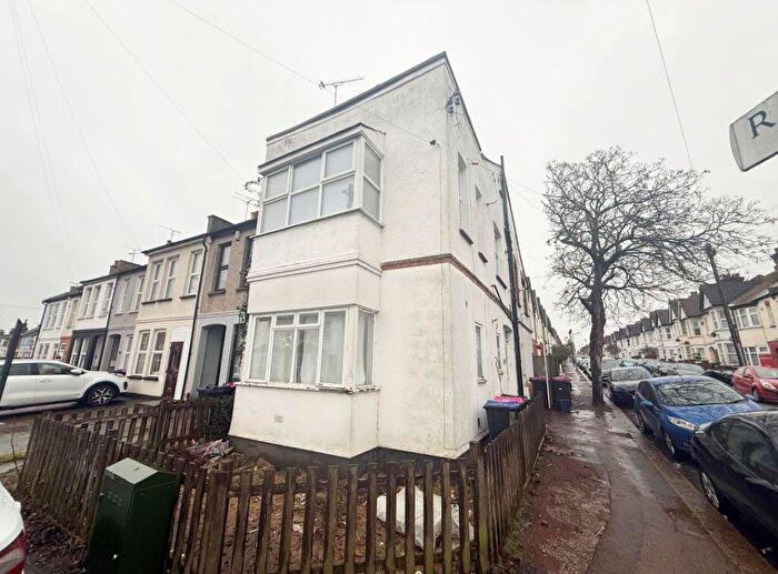 2 Bedroom Flat For Sale In Ramuz Drive, Westcliff-on-Sea, Essex, SS0