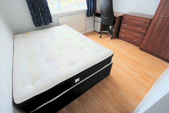 4 Bedroom Flat To Rent In Quinton Parade, Cheylesmore, Coventry, CV3