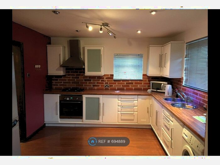 3 Bedroom Bungalow To Rent In Summerfield Avenue, Kingswinford, DY6