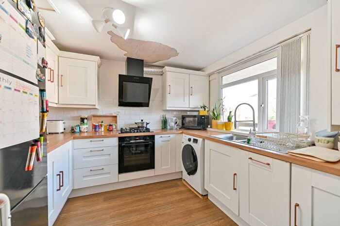 3 Bedroom Maisonette For Sale In Wessex Close, Kingston, Kingston Upon Thames, KT1