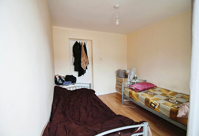 2 Bedroom Flat For Sale In Elgin Road, Ilford, Essex, IG3