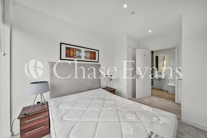 2 Bedroom Flat To Rent In Royal Wharf, Admirality Avenue, London, E16