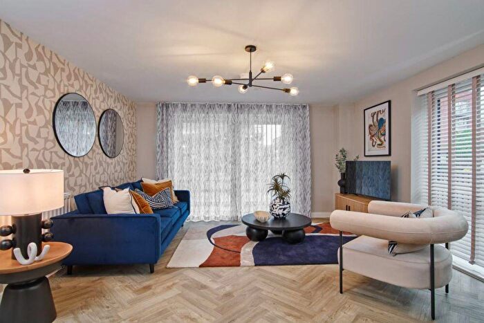 2 Bedroom Apartment For Sale In John Thornycroft Road, Southampton, Hampshire, SO19