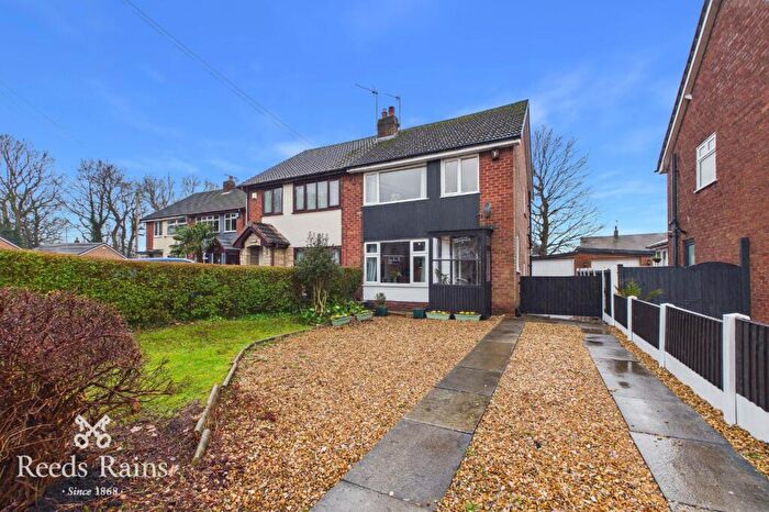 3 Bedroom Semi Detached House For Sale In Cumberland Avenue, Leyland, Lancashire, PR25