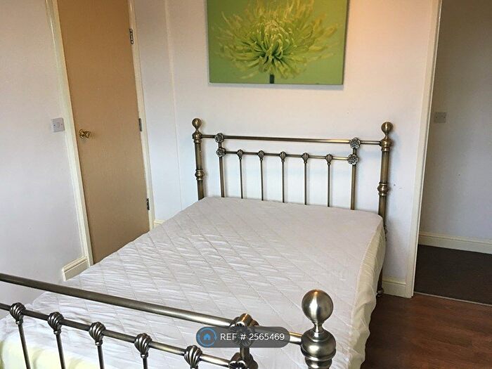 1 Bedroom Flat To Rent In Manchester Road, Huddersfield, HD4