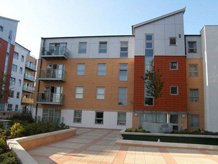3 Bedroom Flat To Rent In Queen Mary Avenue, London, E18