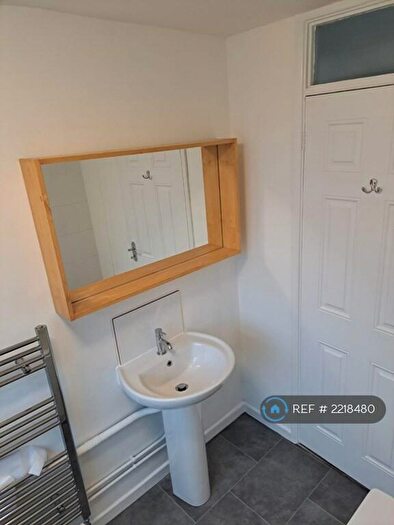 2 Bedroom Flat To Rent In Chantry Close, Windsor, SL4