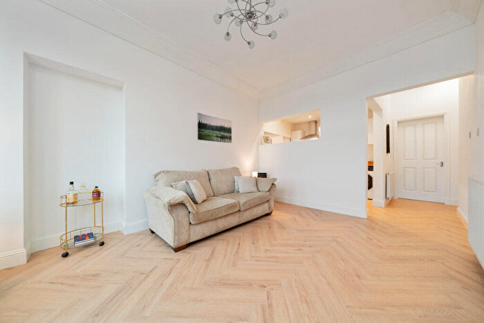 2 Bedroom Flat For Sale In Glasgow Road, Hardgate, G81