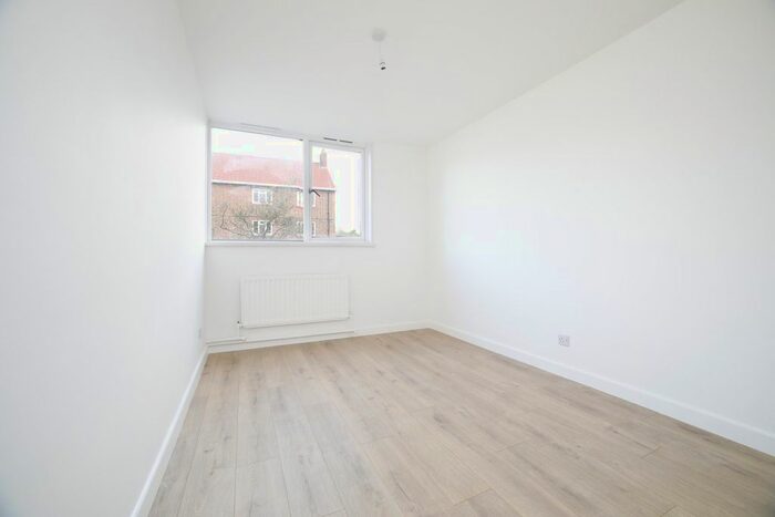 3 Bedroom Flat To Rent In Cheltenham Road, London, SE15