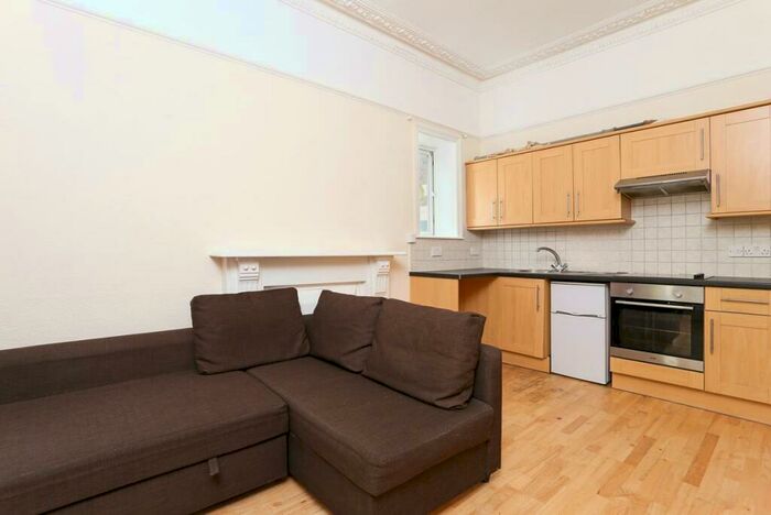 Flat To Rent In King Charles Road, Surbiton, KT5