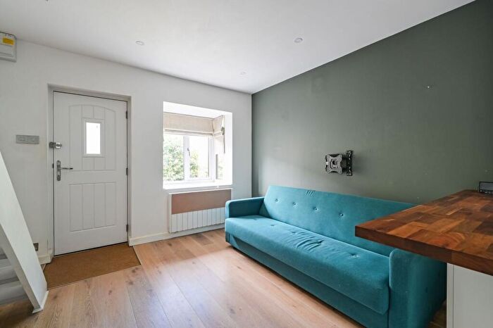 1 Bedroom Semi-Detached House For Sale In Joshua Street, Tower Hamlets, London, E14