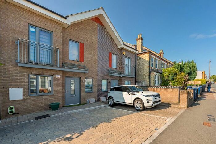 4 Bedroom Terraced House To Rent In Victoria Road, Barnet, London, EN4