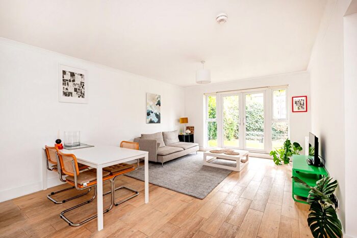 2 Bedroom Flat For Sale In St Andrews Square, North Kensington, London, W11