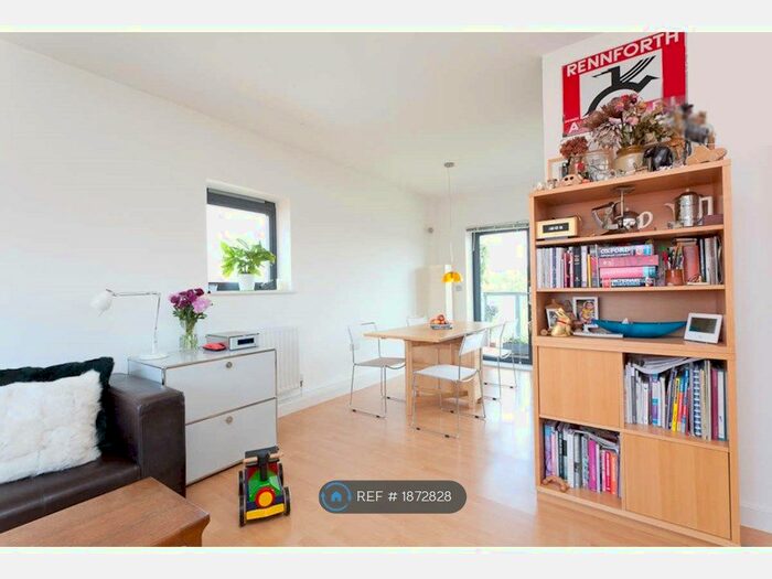 3 Bedroom Flat To Rent In Vandome Close, London, E16
