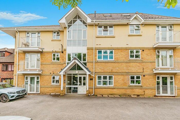 2 Bedroom Flat For Sale In Warwick Road, Redhill, Surrey, RH1