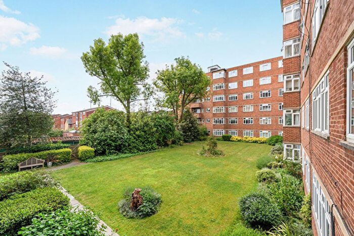 3 Bedroom Flat For Sale In Kingston Hill, Kingston Upon Thames, KT2